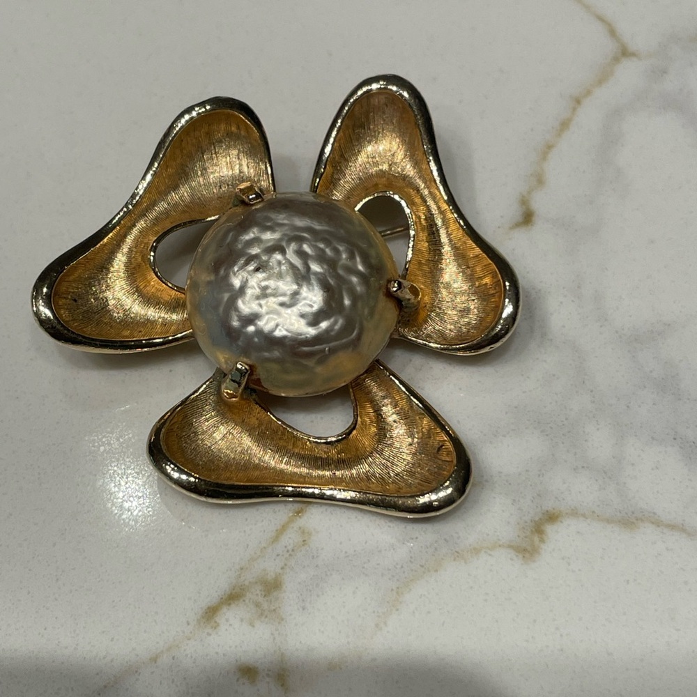 Vintage Sarah Covington Faux Baroque Pearl Mod Brooch